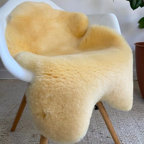East Perry Premium Genuine Nursery Sheepskin Rug, Medical Relugan Sheepskin, Non-Toxic Sheepskin Safe for Baby, 40” x 20” Nursery Sheepskin