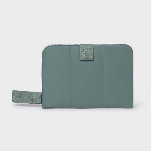 Set 2pz de portadocumentos y cambiador portátil para bebé, estiloso organizador con compartimentos interiores, cierre con velcro, exterior textil con efecto acolchado, cambiador portátil de bebé plegable y compacto - Mayoral