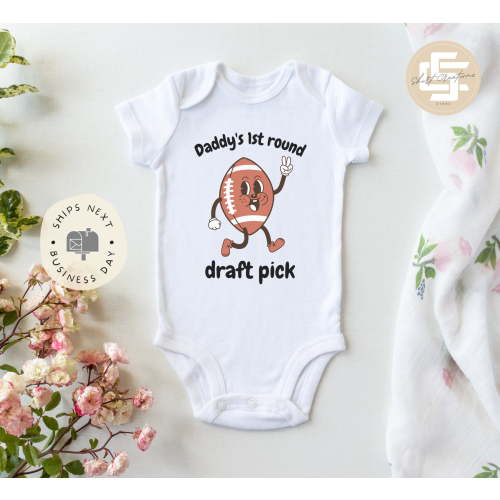 Daddy'S First Round Draft Pick Onesie, Football Baby Onesie, Baby Boy Body Suit. New Born Baby Gift. Cute and Cool Baby Bodysuit, BABY BODYSUIT LAT 4424