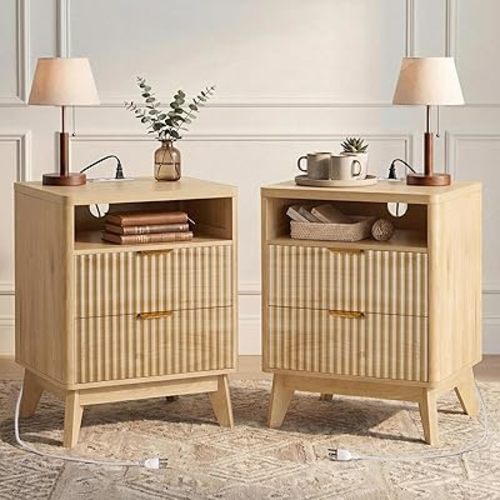 LYNCOHOME Fluted Nightstand with Charging Station, 19.7 inch Wide End Table with 2 Drawers, Modern Wood Bedside Table for Bedroom, Night Stand Set of 2,Natural