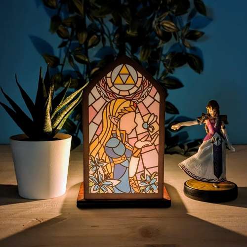Zelda stained glass wooden and acrylic tea light holder. A unique candle holder to decorate a gaming room, creating a cozy and geeky atmosphere!