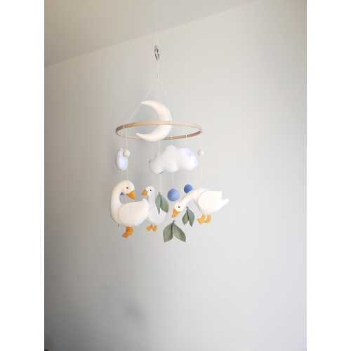 Goose baby nursery mobile - Baby mobile goose- Baby mobile neutral - Goose baby shower -Baby crib - felt gosse