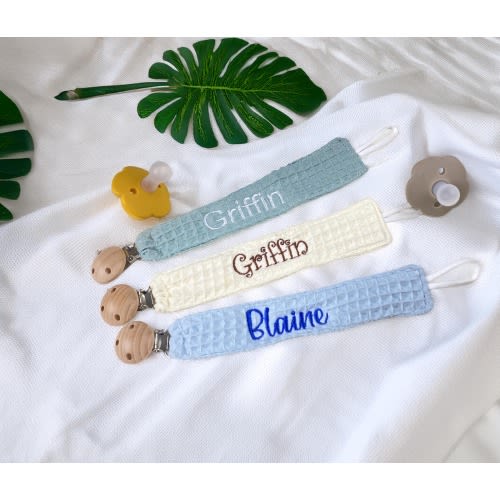 Personalized pacifier clip holder in cotton gauze, Personalized fabric pacifier clip with wooden clip,hand embroiered name,baby shower gift