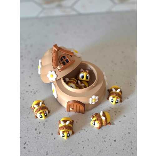 3D Printed Articulated Bumblebee & Beehive Set – Flexi Fidget Desk Pet, Cottagecore Sensory Playset Decor
