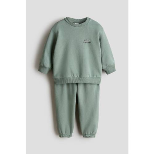 2-PIECE SWEATSHIRT AND JOGGERS SET