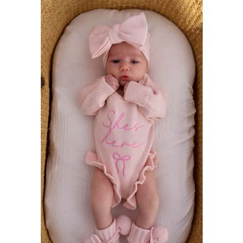 SHE'S HERE FINE BOW - CLASSIC BIRTH FRILL ROMPER | BABY PINK