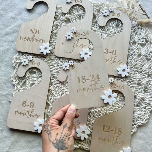 Nursery Closet Divider Size Marker Wooden Design Baby Room Storage Solution Modern Style Closet Organization Baby Shower Gift Idea Natural