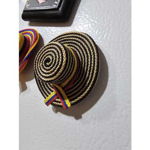 Handmade Colombian Sombrero Vueltiao Magnet: Little Colombian Art