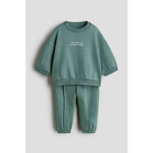 2-PIECE PRINTED SWEATSHIRT AND JOGGERS SET