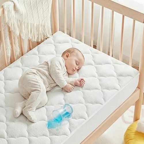 SLEEP ZONE Protector de colchón impermeable para cuna, acolchado, ajustable, de 28 x 52 pulgadas, suave y transpirable, protector de cama infantil silencioso, bolsillo profundo de 14 pulgadas, color blanco