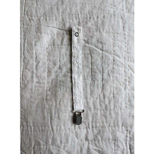 Pacifier clip broderie anglaise