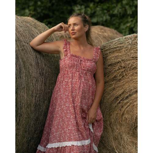 Ivy in Red Paisley – Slow Sunday