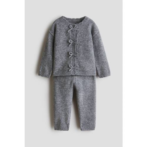 2-PIECE FINE-KNIT SET WITH BOW APPLIQUÉS