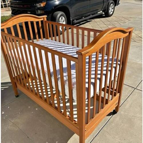 Baby's Crib & Mattress
