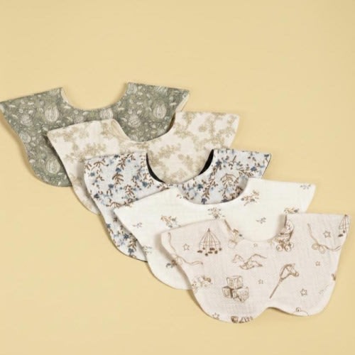 Organic Muslin Bib Set Neutral Baby Essential Feeding Accessory Soft Cloth Vintage Pattern Design Stylish Infant Wear Absorbent Drool