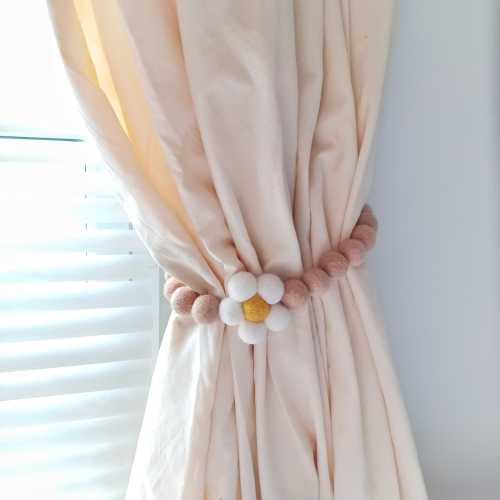 Flower curtain tie backs nursery Daisy curtain tieback Boho curtain holdback Farmhouse floral curtain ties Shabby chic curtain pullback Girl