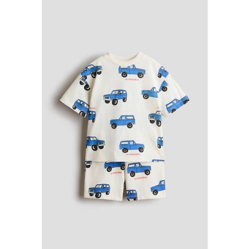 2-PIECE T-SHIRT AND SWEATSHORTS SET