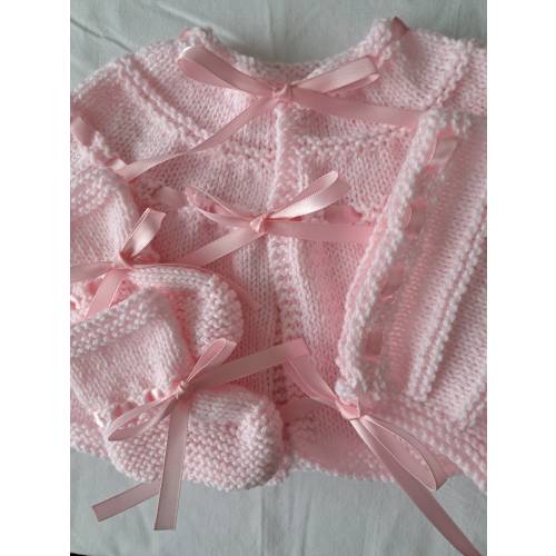 Conjunto de canastilla rosa con lazo rosa