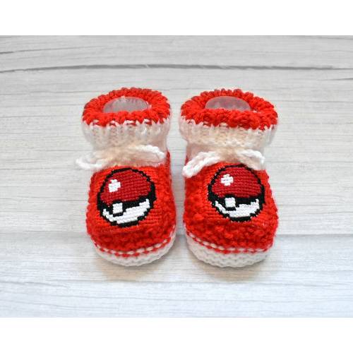 Ball knitted baby booties, gender neutral booties, Pokeball newborn shoes, crib shoes, baby shower gift