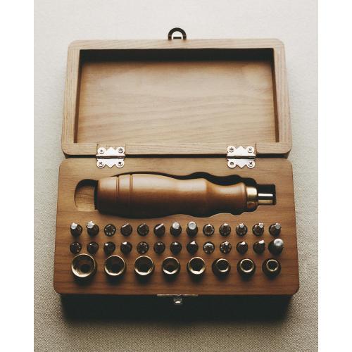 STEEL SCREWDRIVER IN A BEECHWOOD BOX