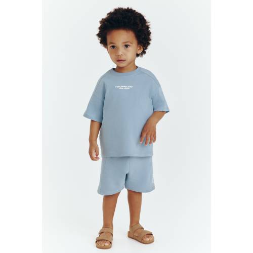 2-PIECE T-SHIRT AND SHORTS SET