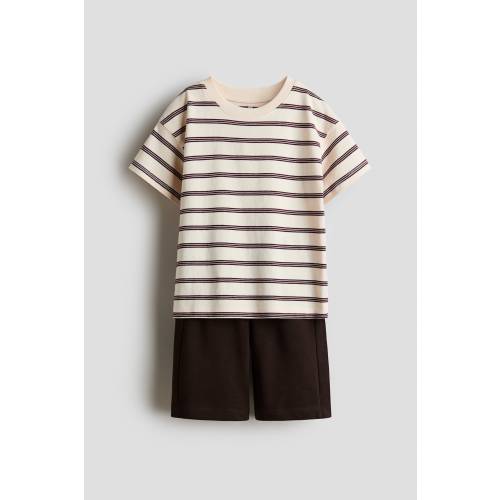 2-PIECE T-SHIRT AND SHORTS SET