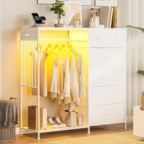 Cómoda de 6 cajones con estante colgante y luces LED RGB, cómoda de tela 2 en 1 con estación de carga (3 AC+2 USB), organizador de almacenamiento reversible izquierdo y derecho para dormitorio