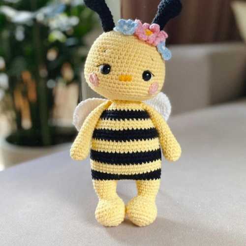 Personalized Crochet Bee Plush: Handmade Stuffed Animal, Eco-Friendly Nursery Decor