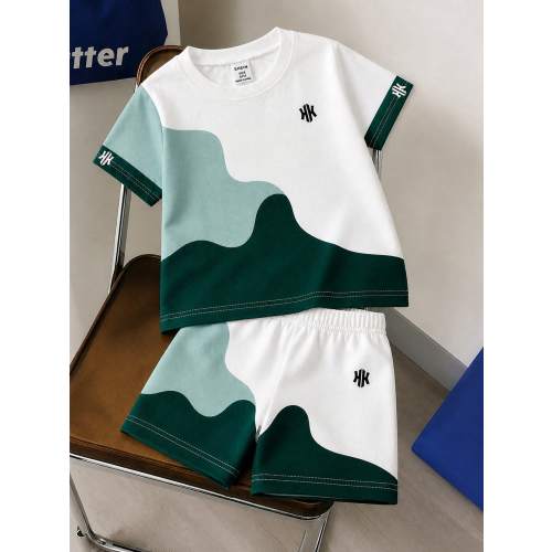 SHEIN Infant Boy 6 Months-3 Years Geometric Pattern Knit Crew Neck Short Sleeve T-Shirt And Shorts Set, Multicolor Summer Casual Streetwear Toddler Clothing, Boy Summer Set Boy Clothing Infant Casual Set Baby Boy Clothing Children Knit Summer Clothing
