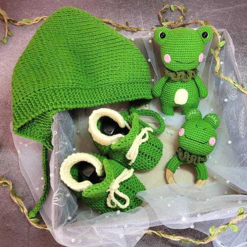 Crochet Frog Baby Gift Set, Handmade Newborn Gift, First Birthday Keepsake, Frog Rattle, Baby Hat, Booties, Frog Nursery