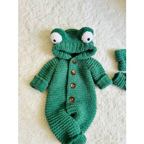 Handmade Soft Green Frog Baby Romper - Gift for Expecting Mom - Buttoned Romper, Perfect for Newborns, Baby Showers and Baby Shower Gifts