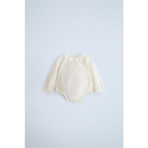 TEXTURED FLORAL BONNETRUFFLED HEMSTITCH BODYSUITFLORAL TEXTURED BOTTOMS