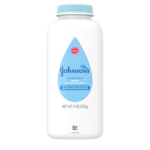 Johnson's Baby Powder, Naturally Derived Cornstarch, Hypoallergenic, 9 oz | With Aloe & Vitamin E for Silky Skin, No Added Parabens & Dyes, Gentle Baby Skin Care