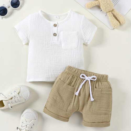Boys' Summer Round Neck Short Sleeve Buttoned Pocket T-Shirt + Solid Color Belt Shorts Two-Piece Set, Perfect for Outdoor