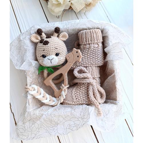 Giraffe baby shower gift box with knitted baby rattle and booties set, Personalized baby gift with Safari soft animal rattle toy for Newborn