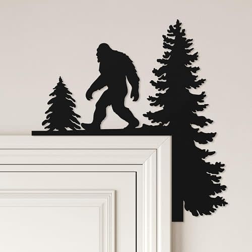 Hnatzu Metal Bigfoot Wall Decor – Sasquatch Walking Between Fir Trees – Rust-Resistant Bigfoot Gifts for Cabin, Door Frame & Outdoor Spaces