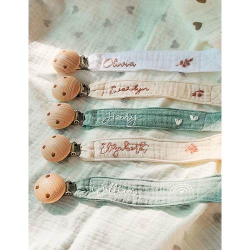 Personalized pacifier clip holder in cotton gauze, Personalized fabric pacifier clip with wooden clip,hand embroiered name,baby shower gift