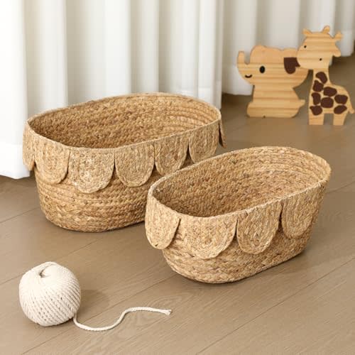 Weysat 2 Packs Scalloped Wall Baskets Hand Woven Hanging Toilet Paper Organizer Baskets Wicker Nursery Storage Baby Diaper Caddy Organizers for Toilet Storage Shelf Table Baby Shower Gifts, 2 Sizes