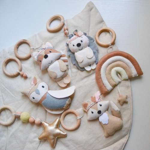 Boho Baby Play Gym , Natural Wooden Play Gym with felt hanging toys, Woodland baby gym for nursery .