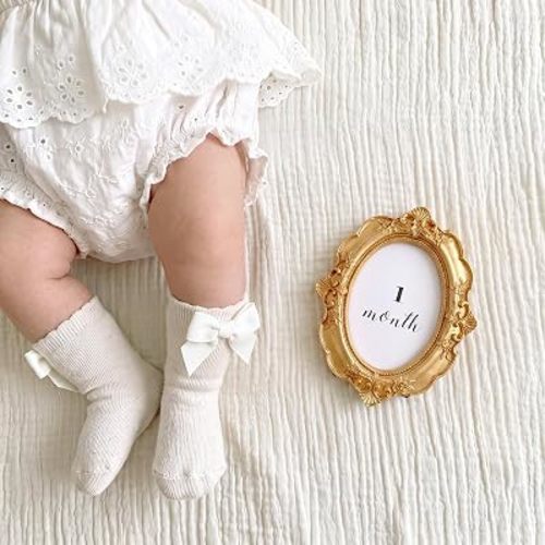Novabright Baby Monthly Milestone Photo Frame Set, Gold Resin Picture Frame with 13 Newborn Milestone Cards Nursery Decor, Keepsake Gift for Newborn (Ornate Oval)