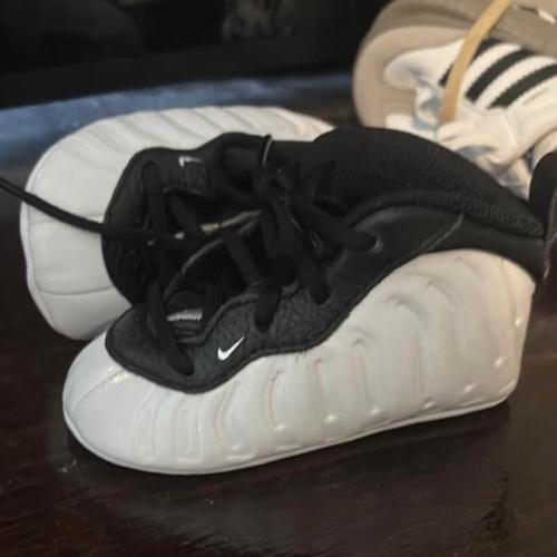 Little Posite one ‘penny PE’ Nike crib shoes size 4c