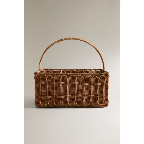 PICNIC HAMPER WITH A RATTAN HANDLE