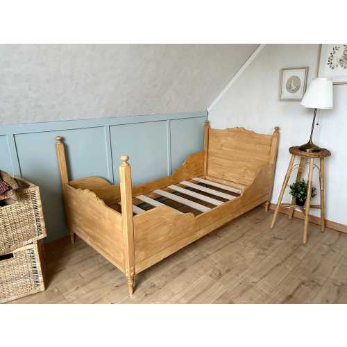 Vintage style sleigh bed