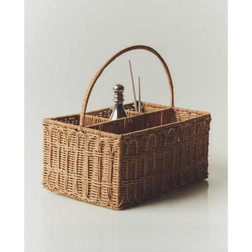 PICNIC HAMPER WITH A RATTAN HANDLE