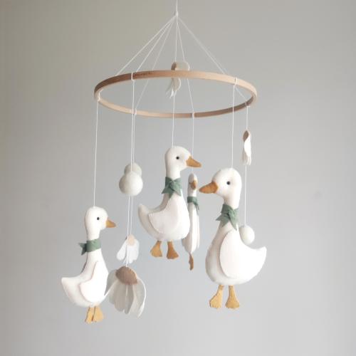 Goose baby nursery mobile - Baby mobile goose- Baby mobile neutral - Goose baby shower -Baby crib - felt gosse
