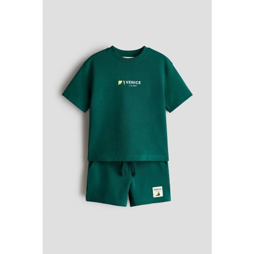 2-PIECE T-SHIRT AND SWEATSHORTS SET
