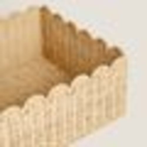 Scalloped medium basket