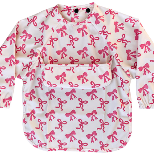 Bavette imperméable à manches longues avec poche : Boucles (fond rose) – Tipou bébé