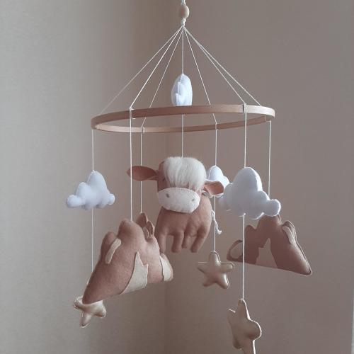 Highland Cow Baby Mobile / Farm Nursery Decor / Crib Mobile / Baby Highland Cow Baby Shower / Highland Cow Baby Gifts