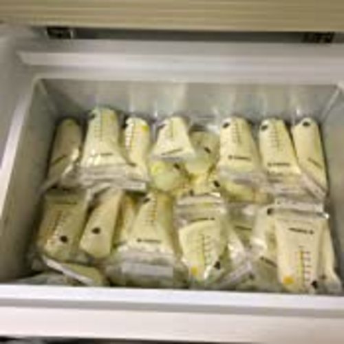 Medela Breast Milk Storage Bags, 100 Count, Ready to Use Breastmilk Bags for Breastfeeding, Self Standing Bag, Space Saving Flat Profile, Hygienically Pre-Sealed, 6 Ounce - 100 Count (Pack of 1)